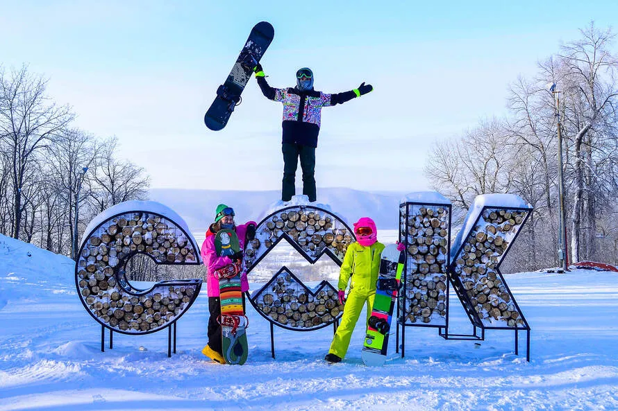 Трое сноубордистов у входа на Горнолыжный комплекс «СОК» (Красная Глинка).