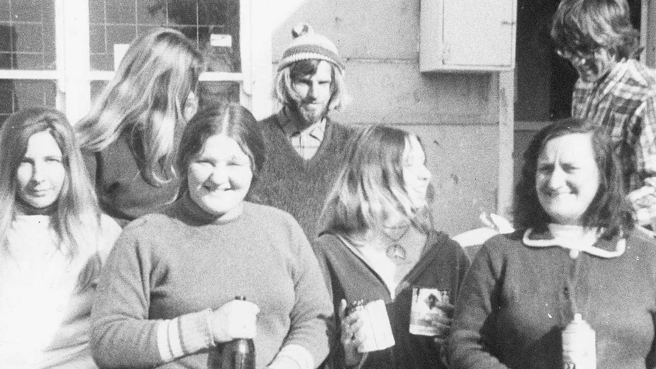 черно-белый снимок первой мастерской Рипа Кёрла по изготовлению досок для серфинга — маленькой обшарпанной комнаты.