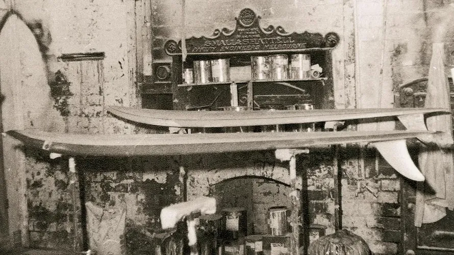 Черно-белый снимок ранней команды Rip Curl.