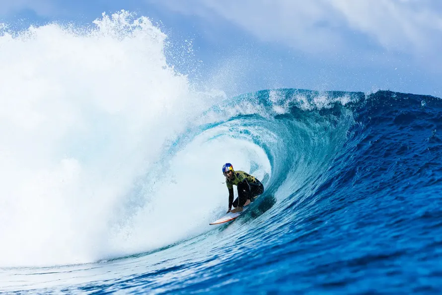 Молли Пиклум выступает на соревнованиях по серфингу в экипировке Rip Curl.