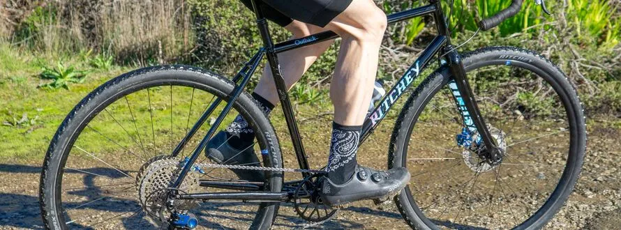 Велосипедист едет на велосипеде производства компании RITCHEY.