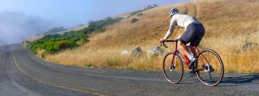 Велосипедист едет на велосипеде производства компании RITCHEY.