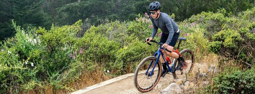 Велосипедист едет на велосипеде производства компании RITCHEY.