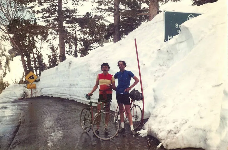 Томом Ричи с приятелем вместе с велосипедами на фоне большого сугроба.