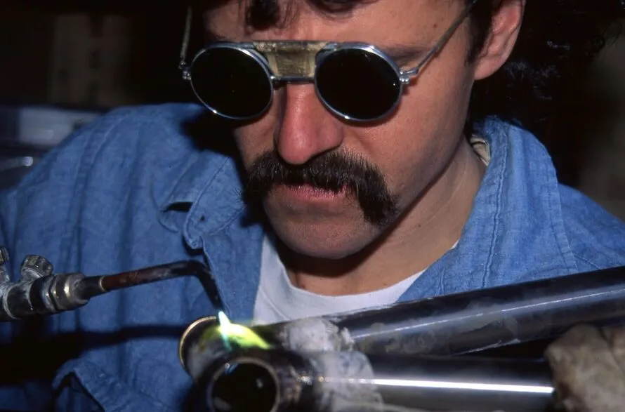 Томом Ричи рабтает над рамой очередного велосипеда компании RITCHEY.