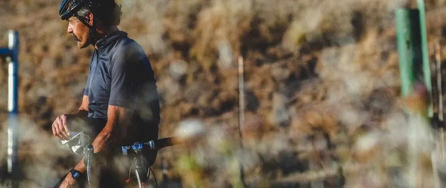 Томом Ричи смотрит вдаль, облокотившись на велосипед компании RITCHEY.