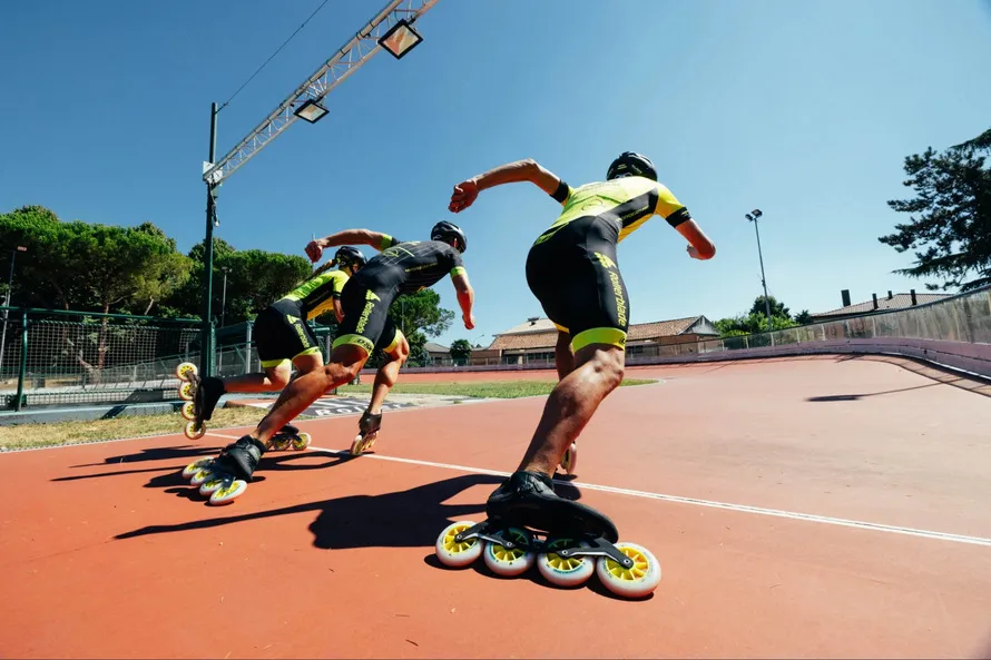 Спортсмены соревнуются на роликовых коньках компании Rollerblade