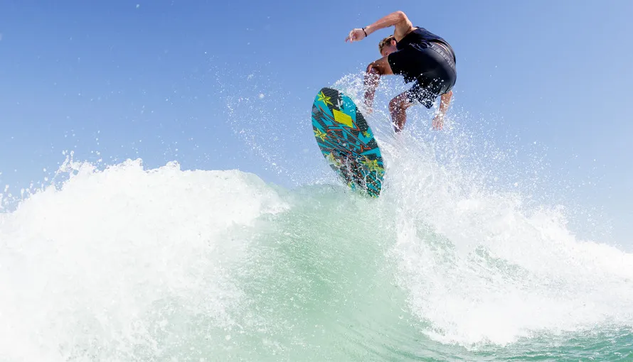 Мужчина катается на вейкбординге компании RONIX