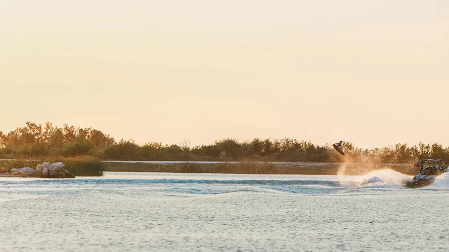 Ребята катаются на вейкбординге компании RONIX