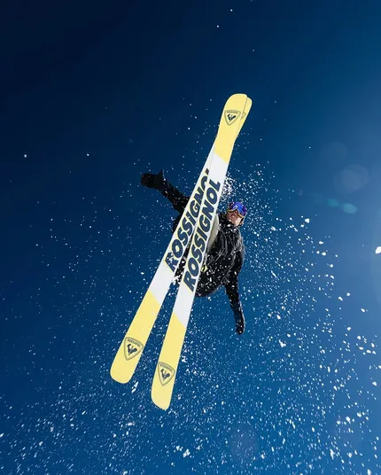 Фрирайдер в прыжке на лыжах производства компании Rossignol.