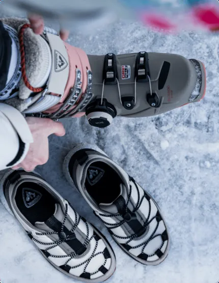 Фрирайдер одевает лыжные ботинки производства компании Rossignol.