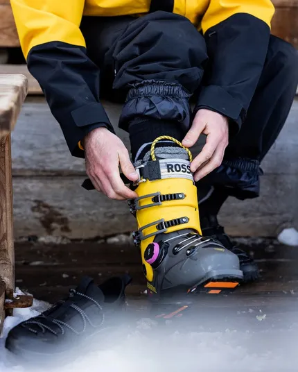 Фрирайдер одевает лыжные ботинки производства компании Rossignol.