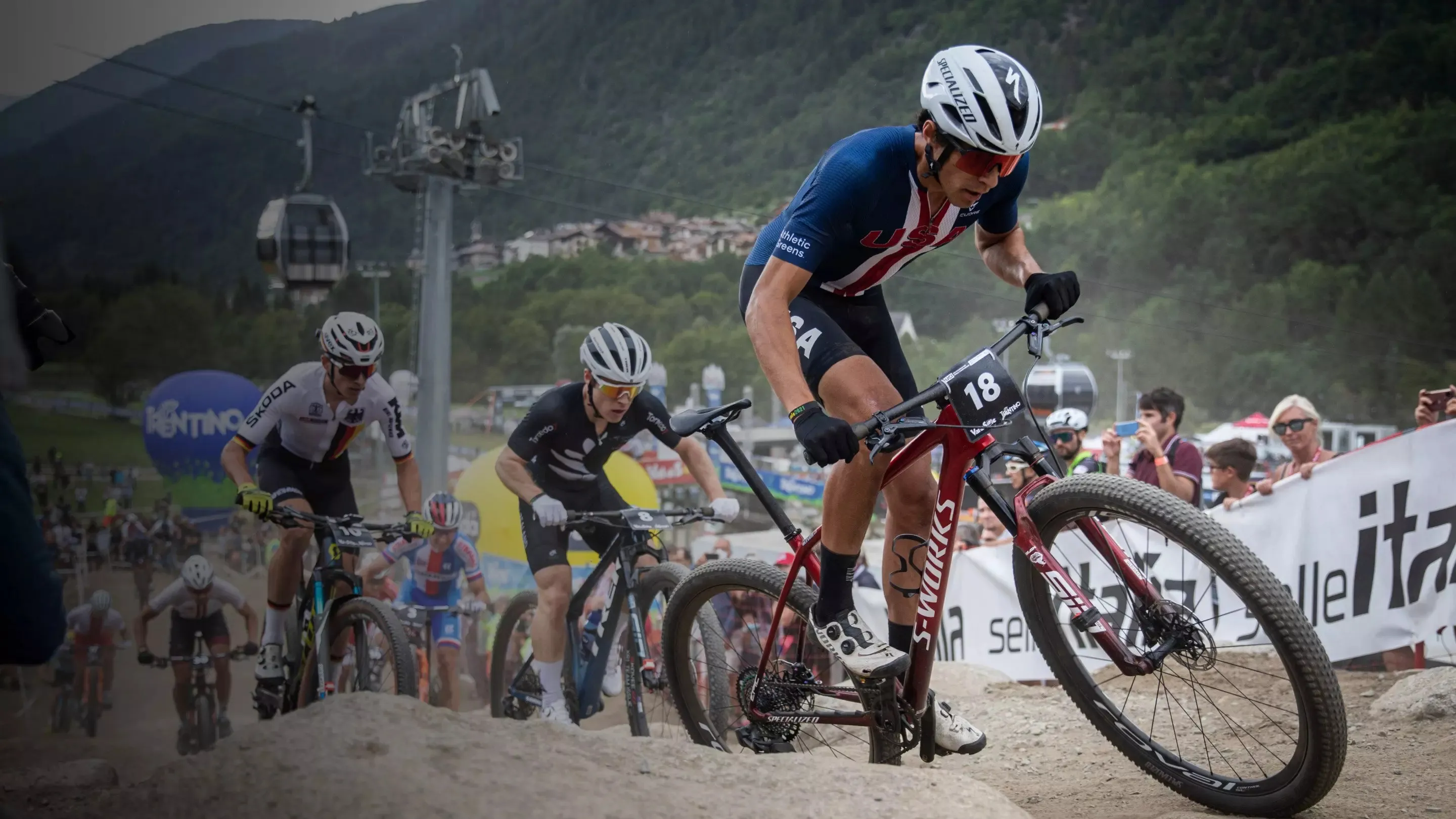 Соревнования велосипедистов по шорт-трек кросс-кантри. Лидирует велосипедист на велосипеде S-Works с колесами Roval