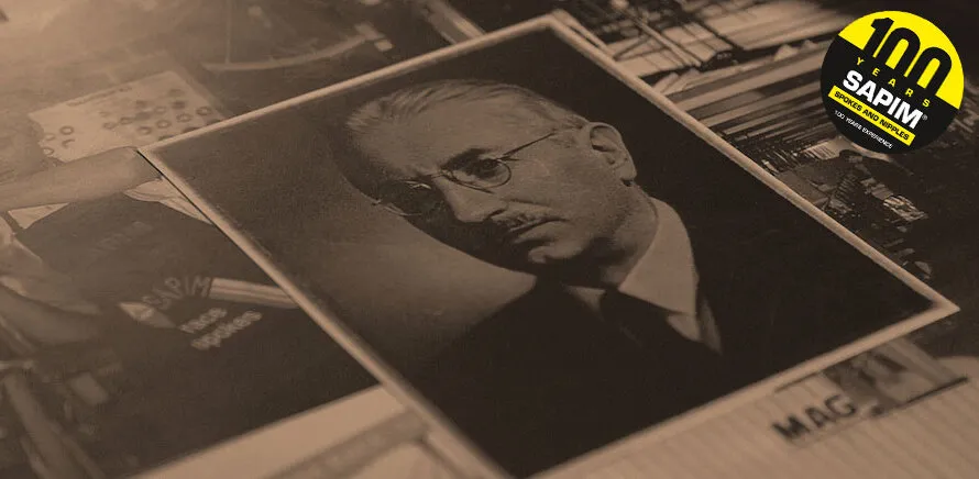 Коллаж из черно-белых фотографий, на которых запечатлены исторические моменты компании Sapim.