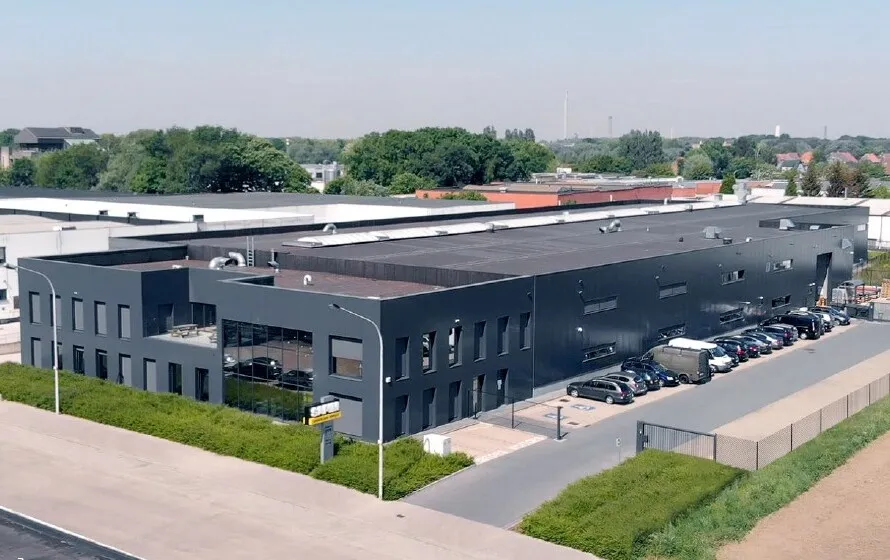 Вид на здание, в котором расположно производство Sapim.