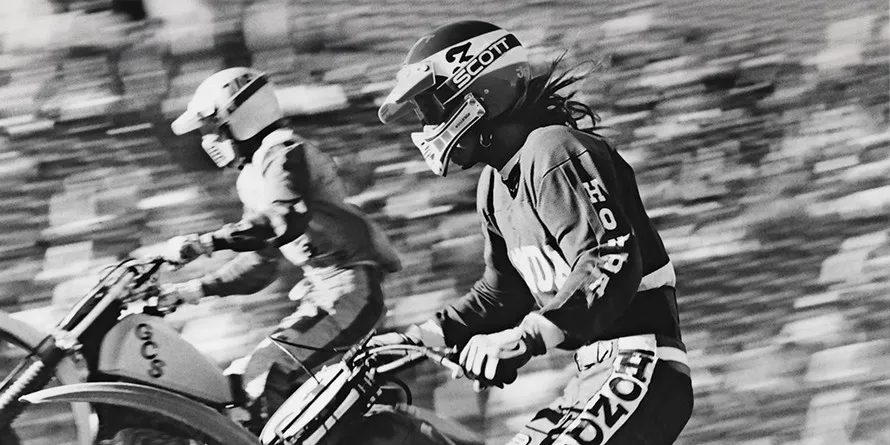 черно-белая фотография лыжника, спускающегося с горки с палками компании SCOTT