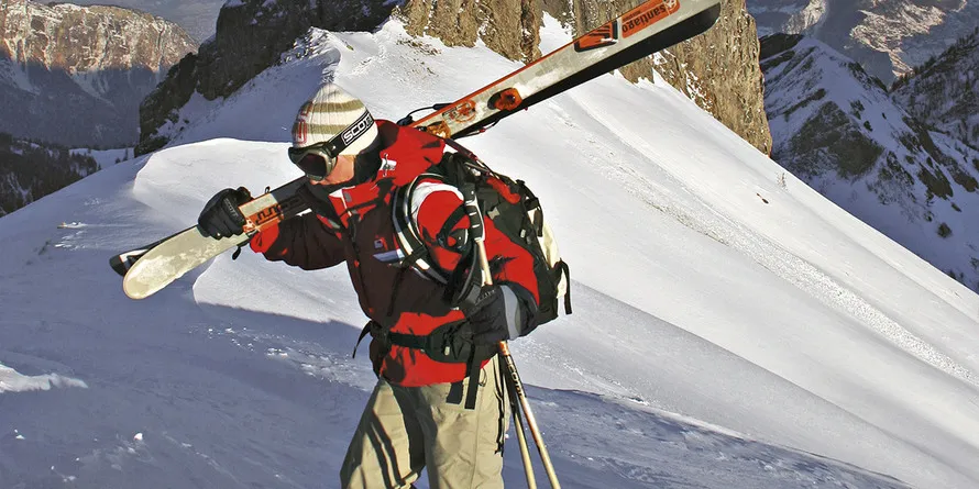 Лыжник в экипировке компании SCOTT и с лыжами компании SCOTT