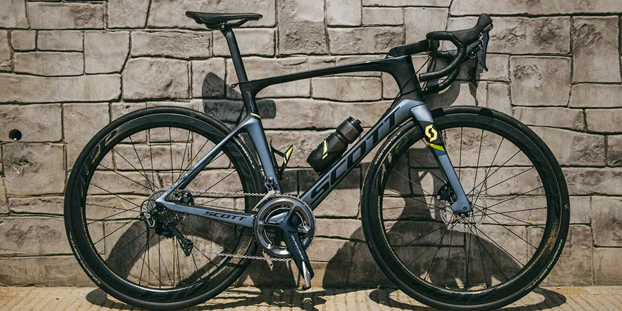 Аэродинамический шоссейный велосипед FOIL DISC компании SCOTT с дисковыми тормозами.