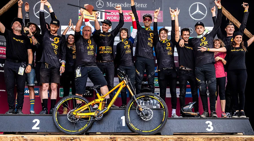 Заводской велосипед SCOTT DH вместе с спортсменами на Кубке мира UCI по горному велосипеду.