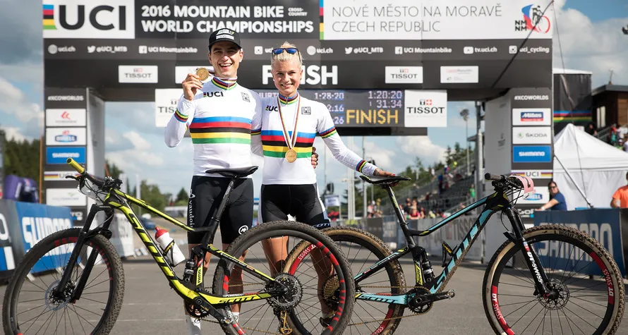 Нино Шуртер и Дженни Риссведс из команды SCOTT-Odlo MTB Racing празднуют победу на чемпионате мира 2016 года.