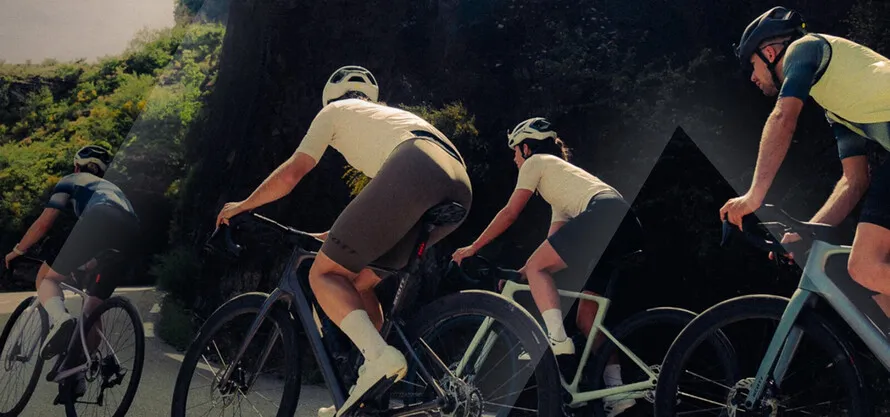 Велосипедисты едут по дороге на велосипедах компании SCOTT.