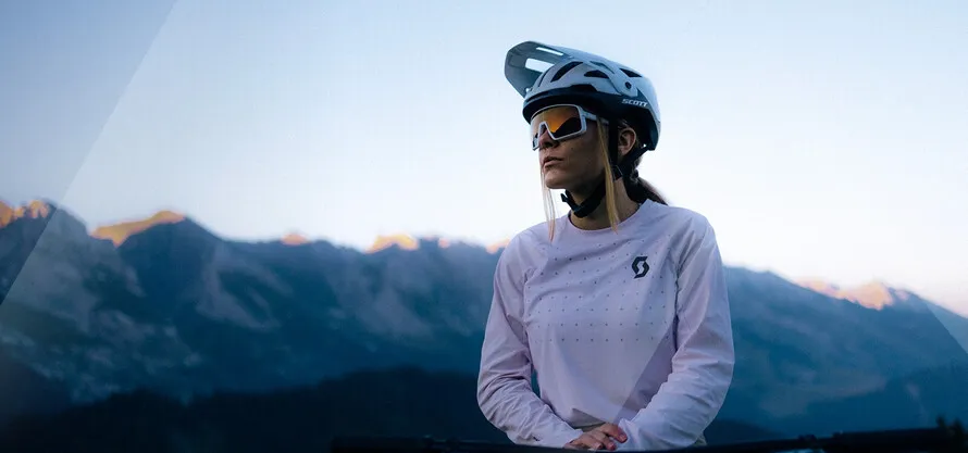 Девушка в экипировке компании SCOTT.