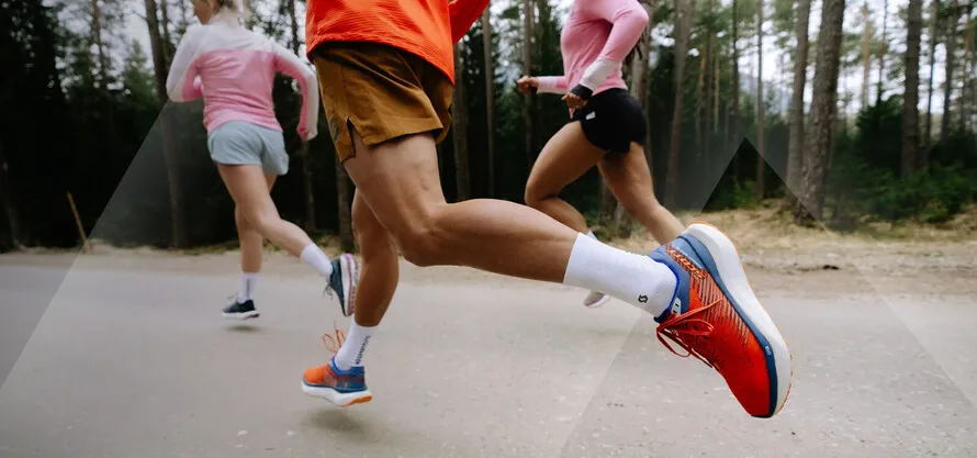 Спортсмены бегут по дороге в экипировке компании SCOTT.