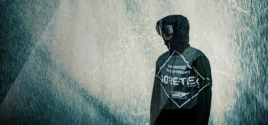 Спортсмен в экипировке компании SCOTT c эмблемами технологии GORE-TEX.