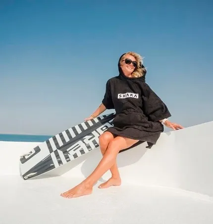 Девушка на пляже в худи лонг производства бренда SHAKA.
