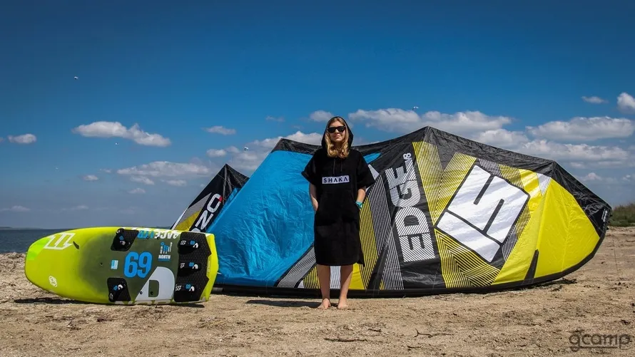 Девушка на пляже в худи лонг производства бренда SHAKA.