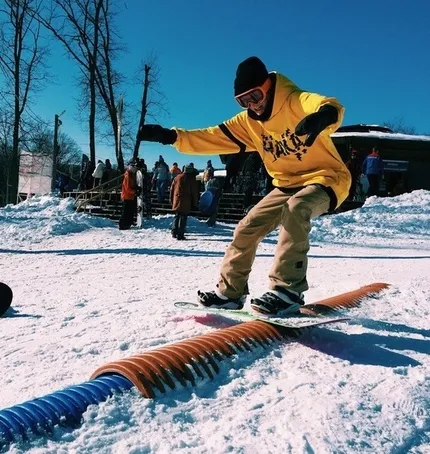 Мужчина на сноуборде в худи лонг производства бренда SHAKA.