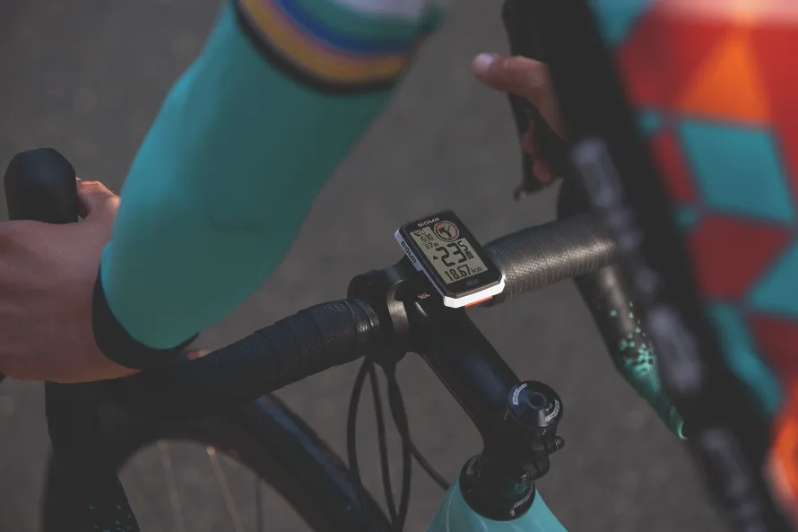 Велокомпьютер SIGMA, установленный на руле велосипеда крупным планом.