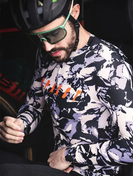 Мужчина в велоодежде производства SPAKCT.