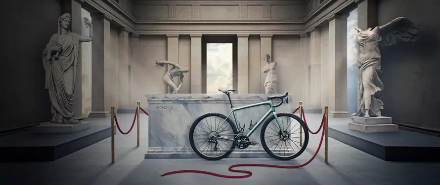 Велосипед Specialized в античной римской обстановке.