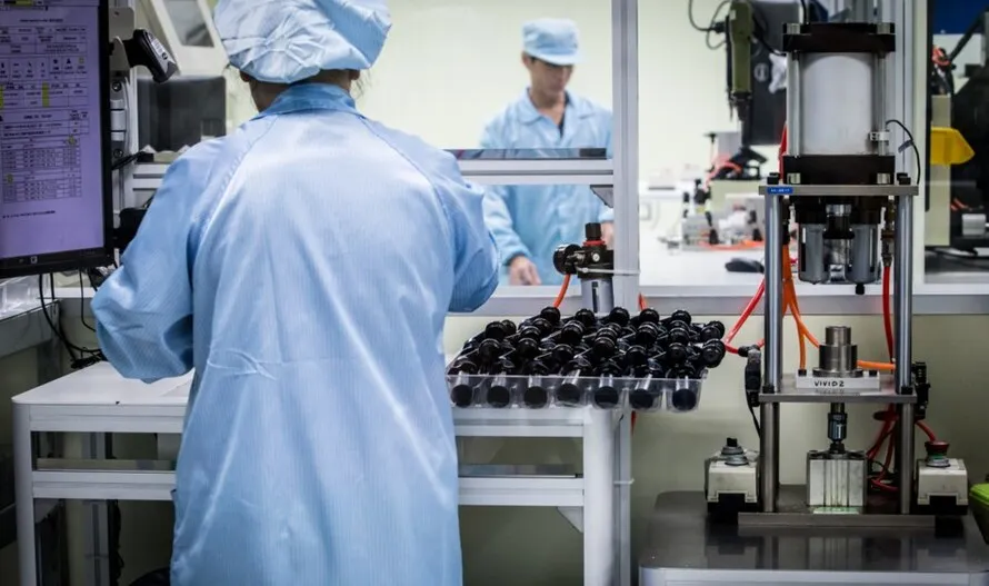 Работники компании SRAM изготавливают продукцию компании SRAM.