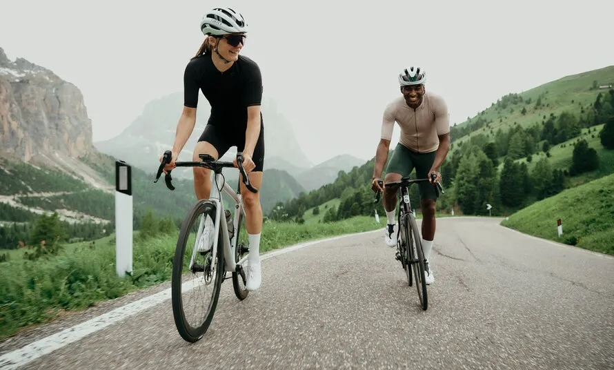 Женщина и мужчина катаются на велосипедах с групсетами компании SRAM.