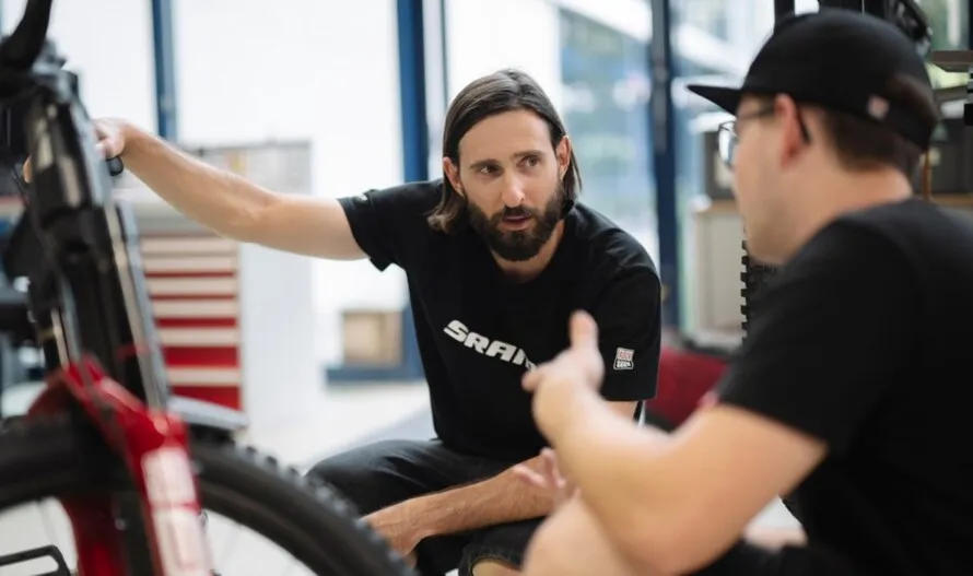 Работники компании SRAM обсуждают продукцию компании SRAM.