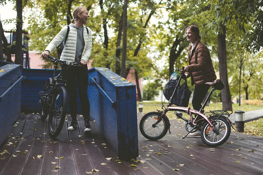 Две девушки с велосипедами производства компании STARK.