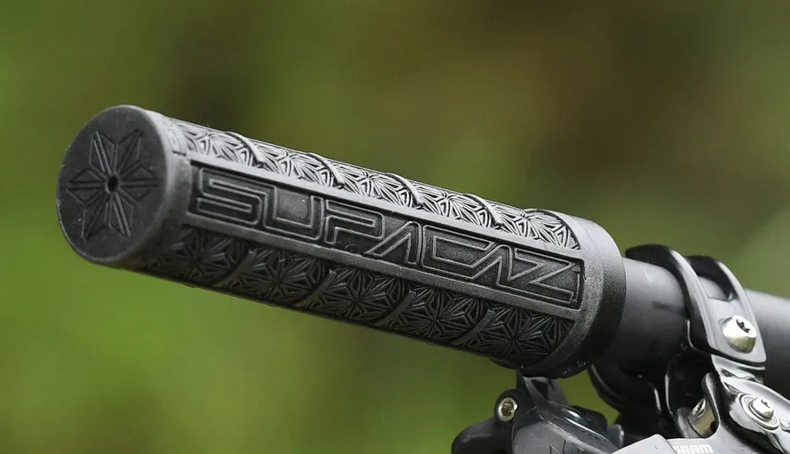 Грипсы компании Supacaz.