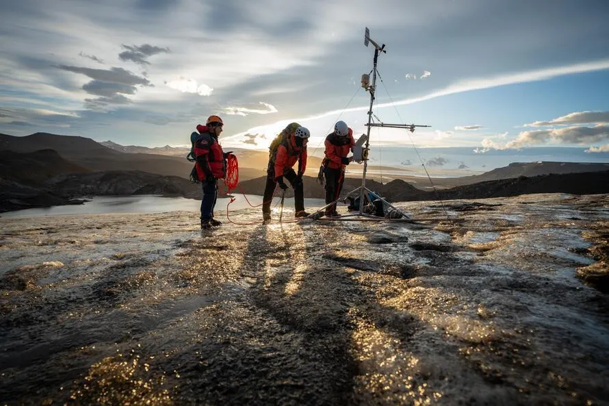 Трое исследователей тестируют веревку Master 9.4 компании TENDON в Антарктиде.