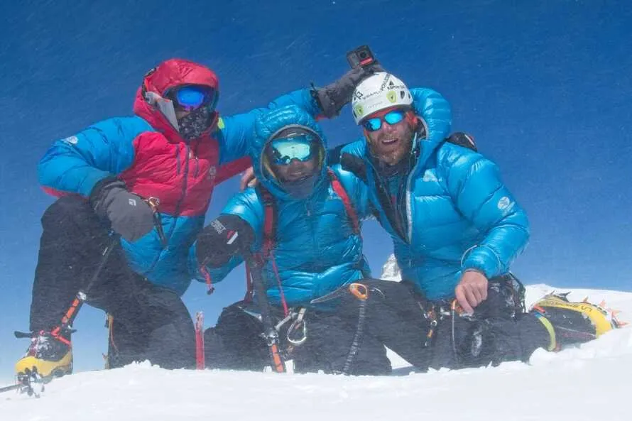 Чешская экспедиция в составе Радара, Банана и Гачека (Radar, Banán and Háček) на вершине Мучу Чхиш в пакистанских горах Каракорум с веревками Master 7.0 компании TENDON.