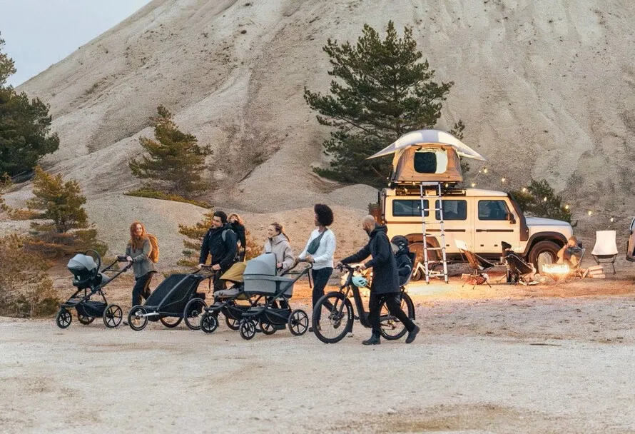 Туристы гуляют с продукцией компании THULE.