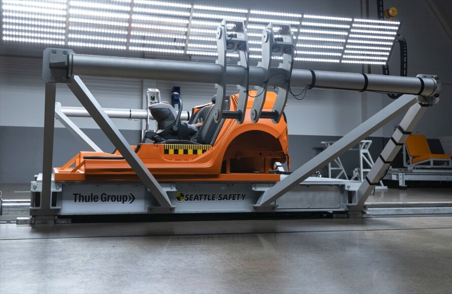 Испытания кресла для мылыша в компании THULE.