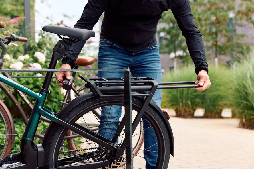 Установка велосипедного замка компании TRELOCK на велосипед.