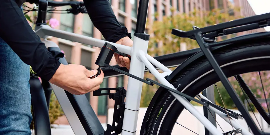 Установка велосипедного замка компании TRELOCK на велосипед.