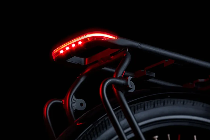 Задний фонарь TRELOCK на багажнике велосипеда.