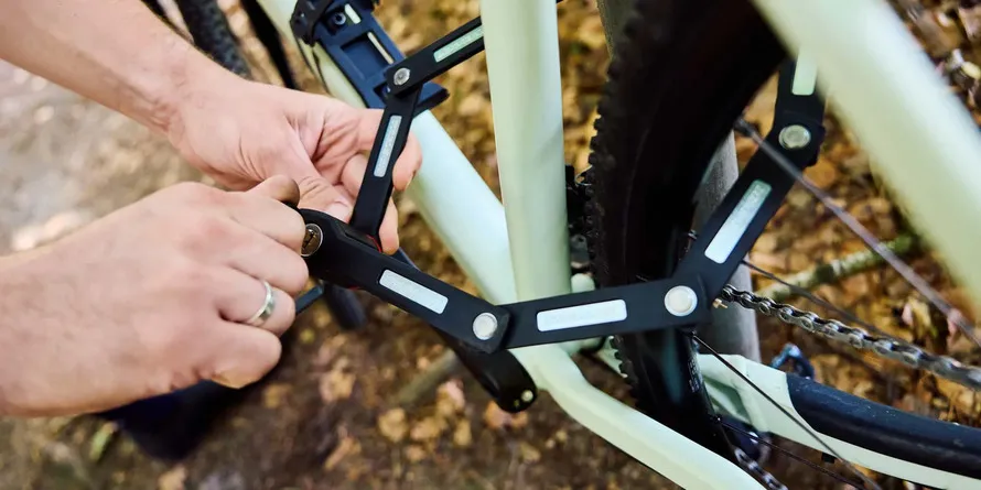 Установка складного велосипедного замка компании TRELOCK на велосипед.