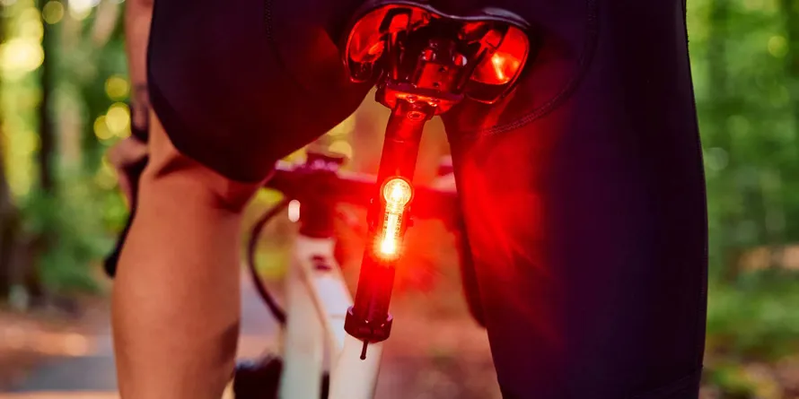 Задний фонарь TRELOCK, установленный на велосипеде.