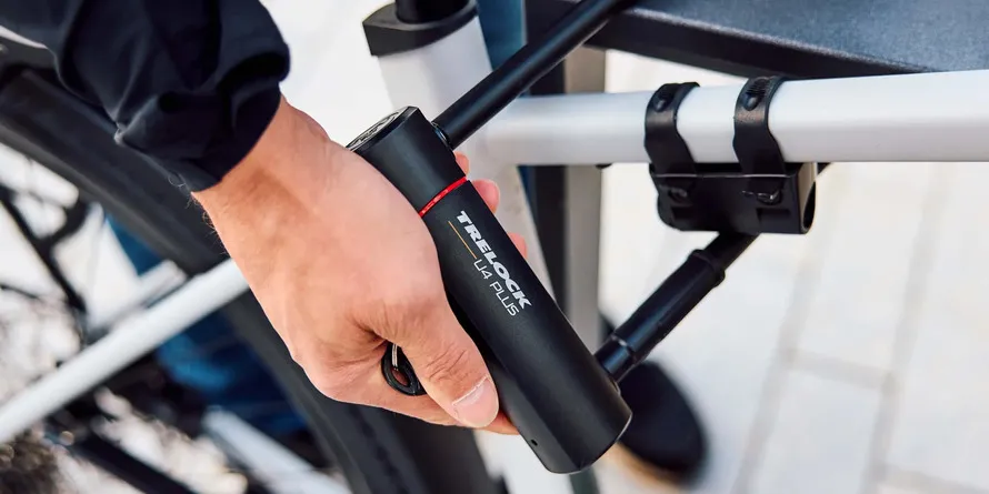 Установка U-образного велосипедного замка компании TRELOCK на велосипед.