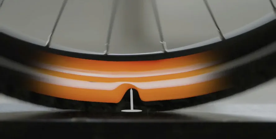 Демонстрация устойчивости к проколам велосипедной камеры компании TUBOLITO.